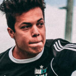 jugador jugando y mirando