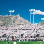 estadio lleno de gente en cielo azul
